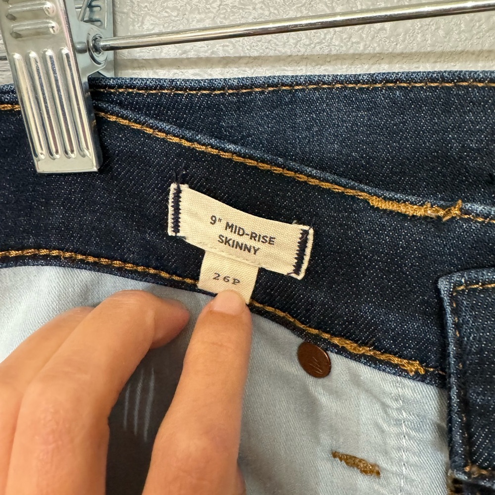 Madewell Petite 9" Mid-Rise Skinny Jeans in Larkspur Wash: TENCEL™ Denim Edition - Picture 7 of 11